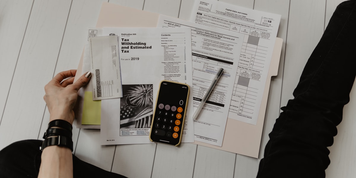 Taschenrechner und Dokumente zur Kostenplanung